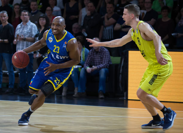 也低得离谱 也低得离谱