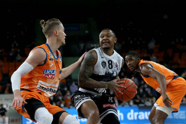 来自世界各 来自世界各